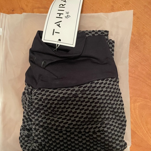 must have scrunch butt leggings S/M/L ask for availability this quality sold out - Picture 8 of 11